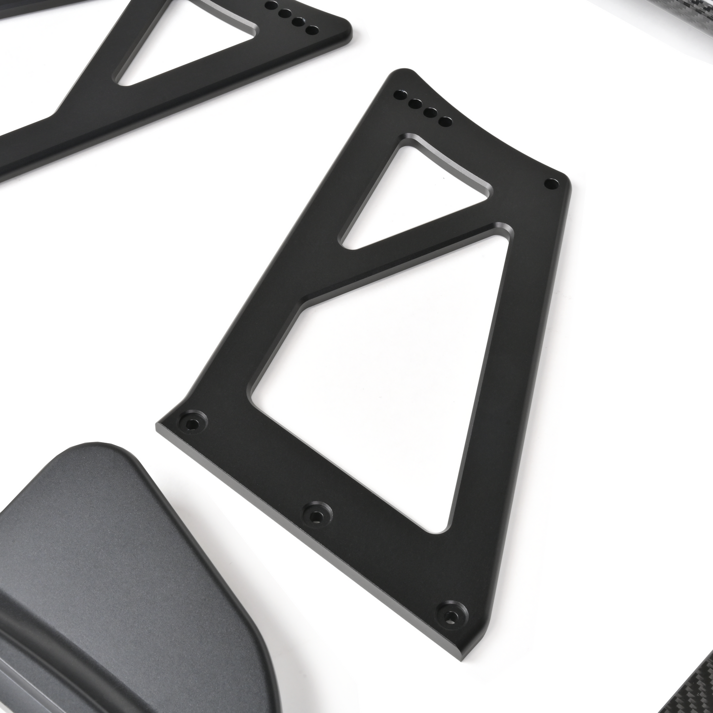 Close-up of the GT4+ aluminum rear wing uprights and vehicle-specific trunk mounting base